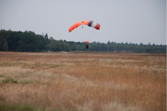 Defensie oefent met parachutisten op Ginkelse Heide