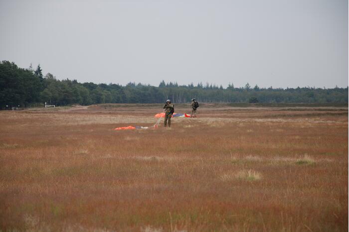 Defensie oefent met parachutisten op Ginkelse Heide