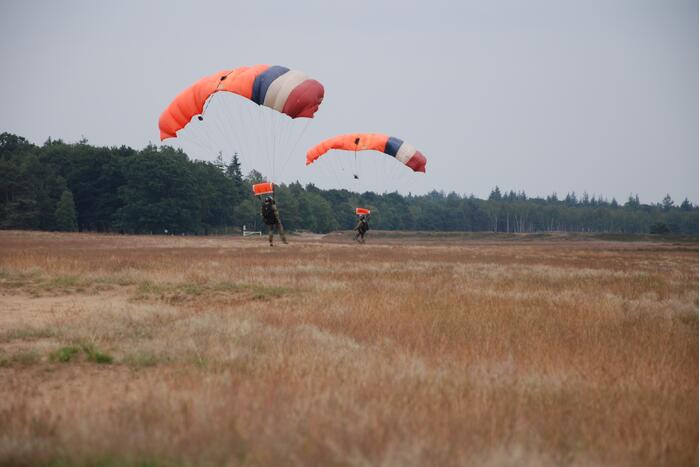 Defensie oefent met parachutisten op Ginkelse Heide