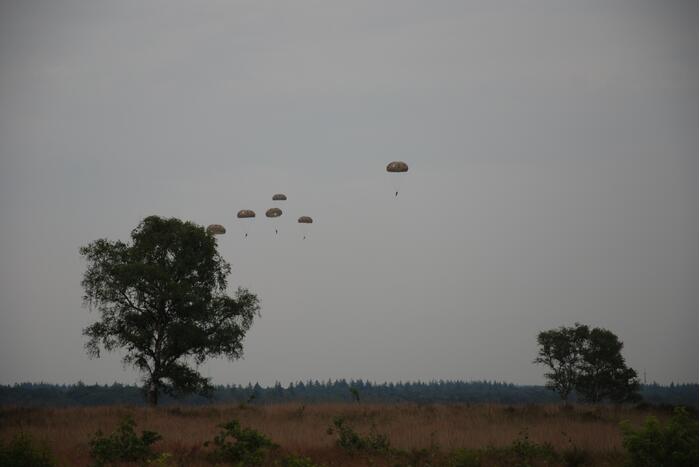 Defensie oefent met parachutisten op Ginkelse Heide