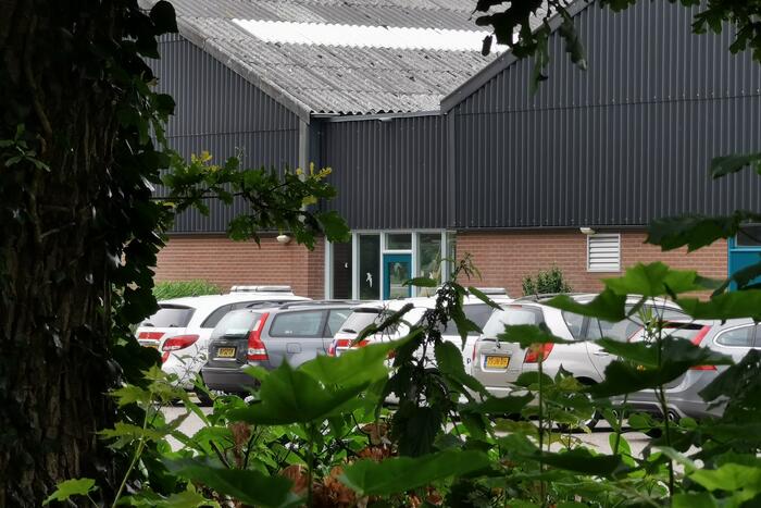 Dode gevonden op terrein van manage, politie doet onderzoek