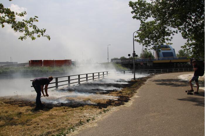 Grasveld bij Slauerhoffbrug in brand