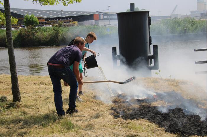 Grasveld bij Slauerhoffbrug in brand