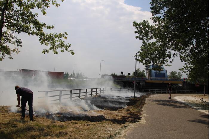 Grasveld bij Slauerhoffbrug in brand