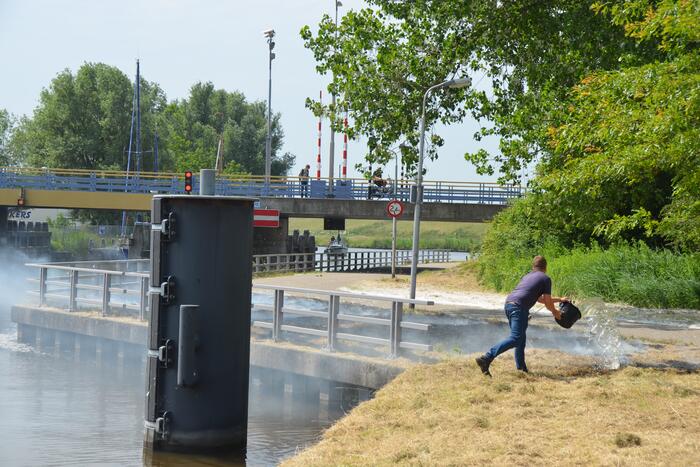 Grasveld bij Slauerhoffbrug in brand