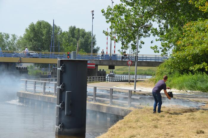 Grasveld bij Slauerhoffbrug in brand