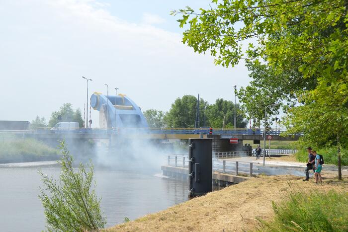 Grasveld bij Slauerhoffbrug in brand