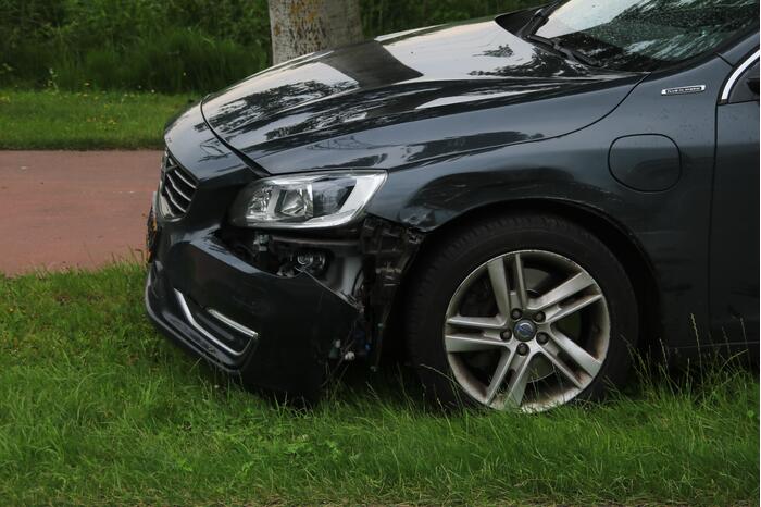 Motorfiets en auto botsen tegen elkaar