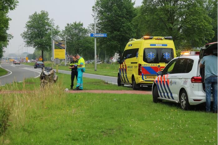 Motorfiets en auto botsen tegen elkaar