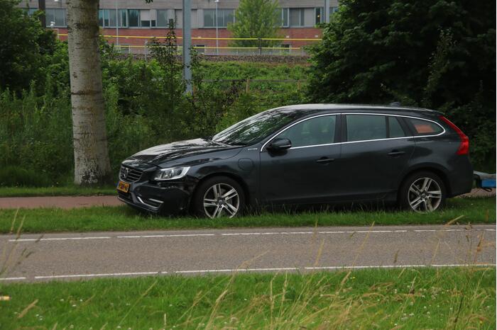 Motorfiets en auto botsen tegen elkaar