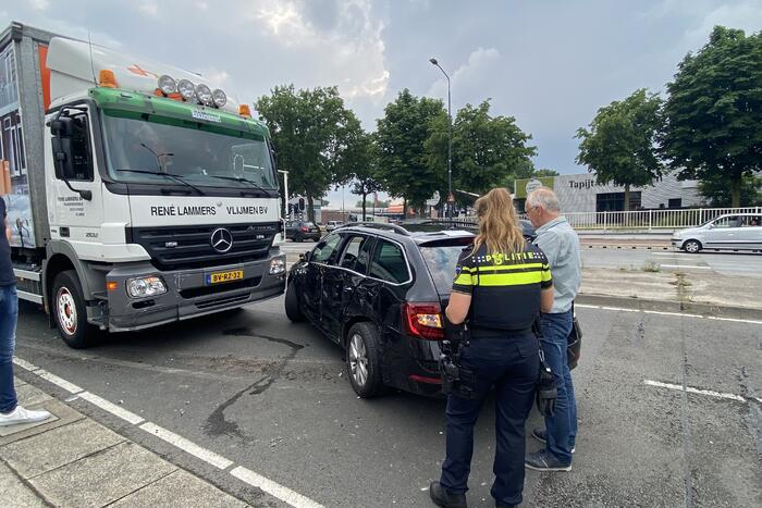 Vrachtwagen botst op auto tijdens voorsorteren