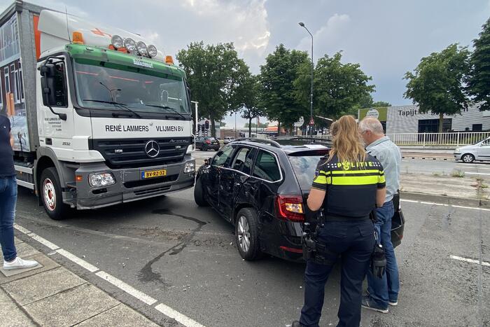 Vrachtwagen botst op auto tijdens voorsorteren