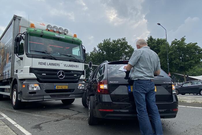 Vrachtwagen botst op auto tijdens voorsorteren