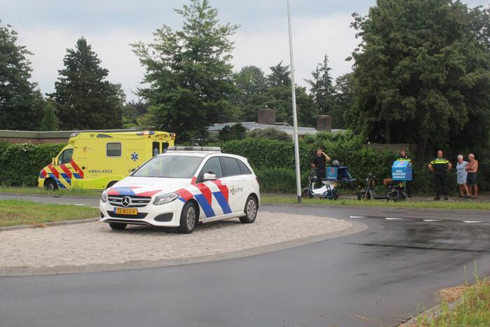 Twee bezorgscooters botsen op elkaar