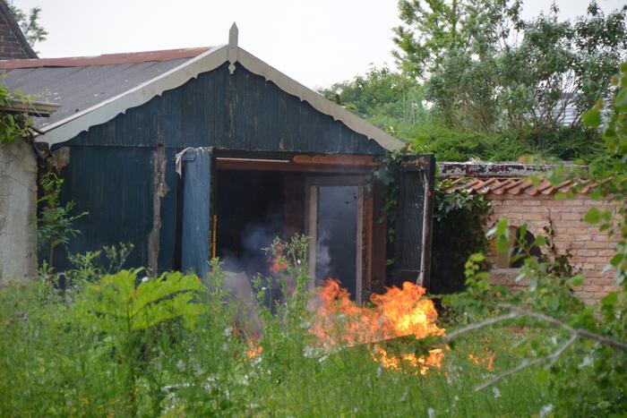 Brandweer blust hevige buitenbrand