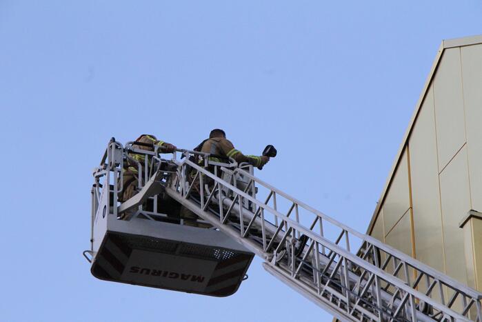 Brandweer doet onderzoek naar mogelijke brand op dak Museum W