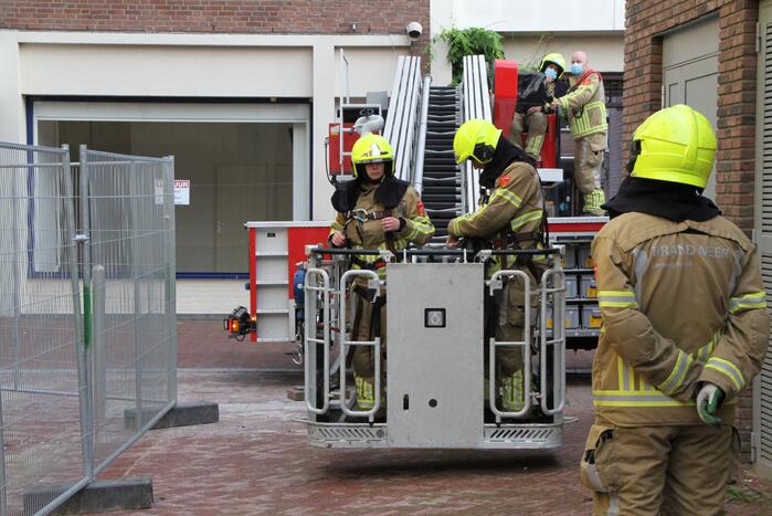 Brandweer doet onderzoek naar mogelijke brand op dak Museum W