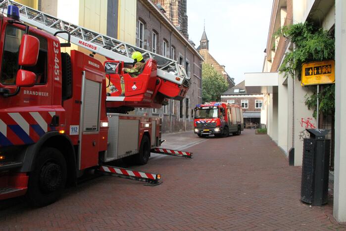 Brandweer doet onderzoek naar mogelijke brand op dak Museum W