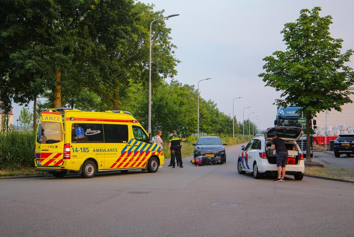 Auto botst op brommerrijder op bedrijventerrein Zuidpolder