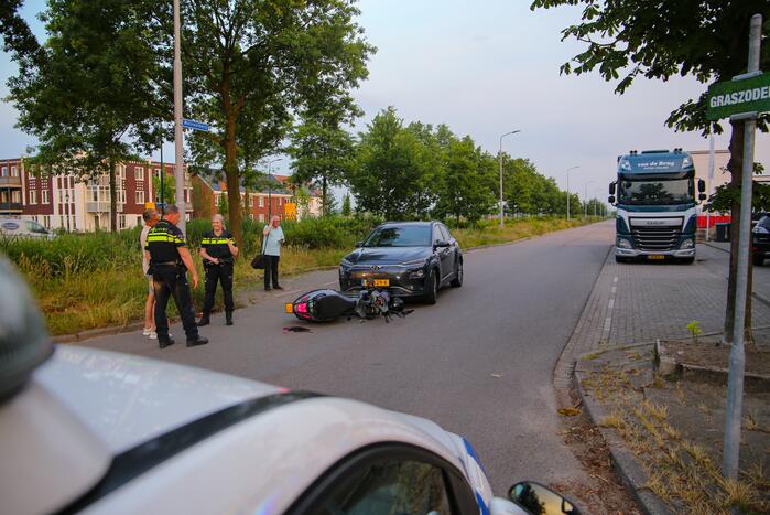 Auto botst op brommerrijder op bedrijventerrein Zuidpolder