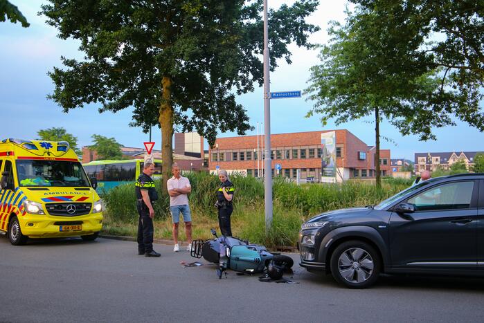 Auto botst op brommerrijder op bedrijventerrein Zuidpolder