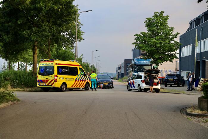 Auto botst op brommerrijder op bedrijventerrein Zuidpolder