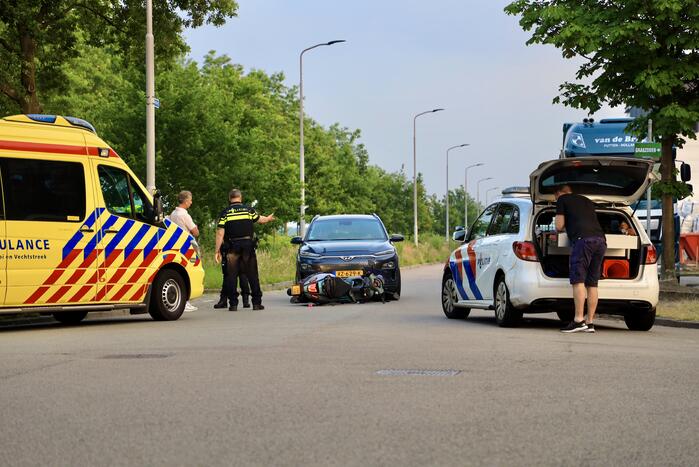 Auto botst op brommerrijder op bedrijventerrein Zuidpolder