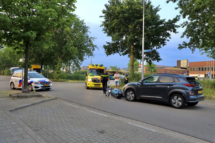 Auto botst op brommerrijder op bedrijventerrein Zuidpolder