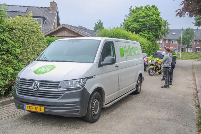 Meisje op fiets raakt gewond bij aanrijding met bestelbus