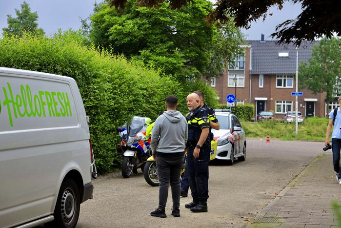 Meisje op fiets raakt gewond bij aanrijding met bestelbus