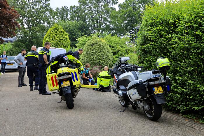 Meisje op fiets raakt gewond bij aanrijding met bestelbus