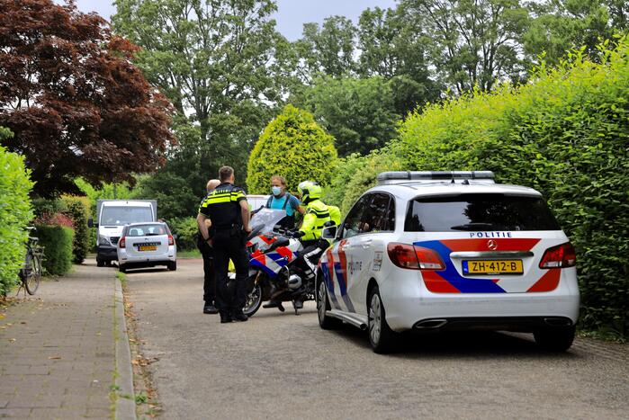 Meisje op fiets raakt gewond bij aanrijding met bestelbus