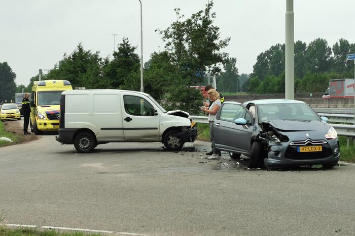 Personenwagen en bestelbus botsen op kruising