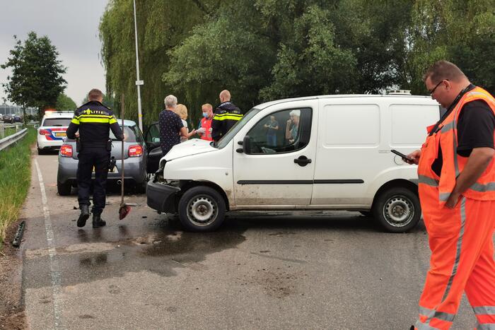 Personenwagen en bestelbus botsen op kruising
