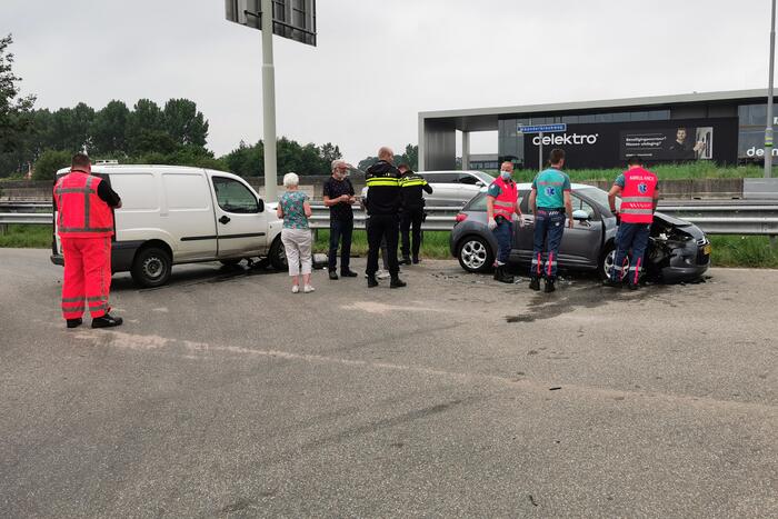 Personenwagen en bestelbus botsen op kruising