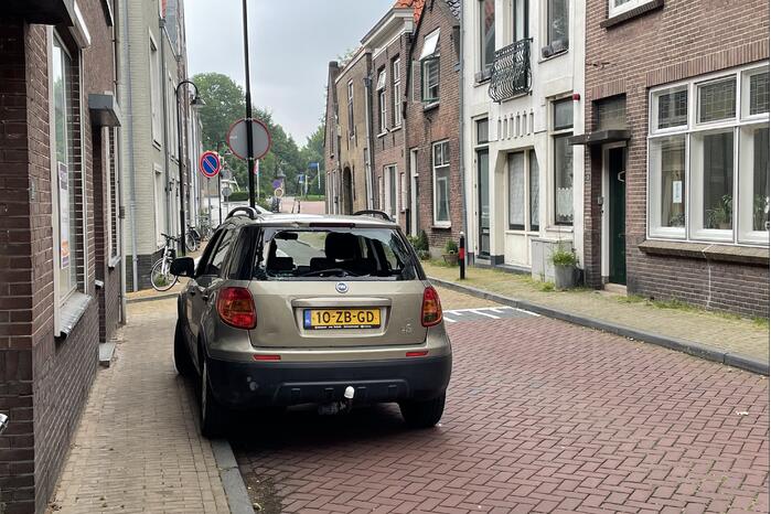 Wielrenner botst achterop auto