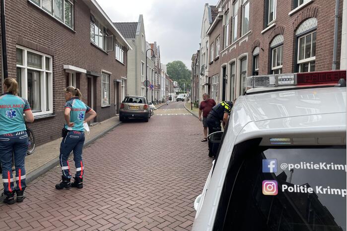Wielrenner botst achterop auto