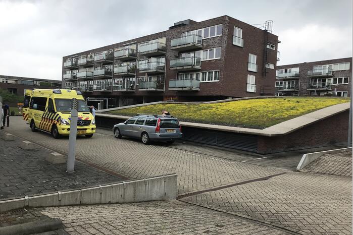 Vrouw gaat onderuit met fiets en raakt gewond