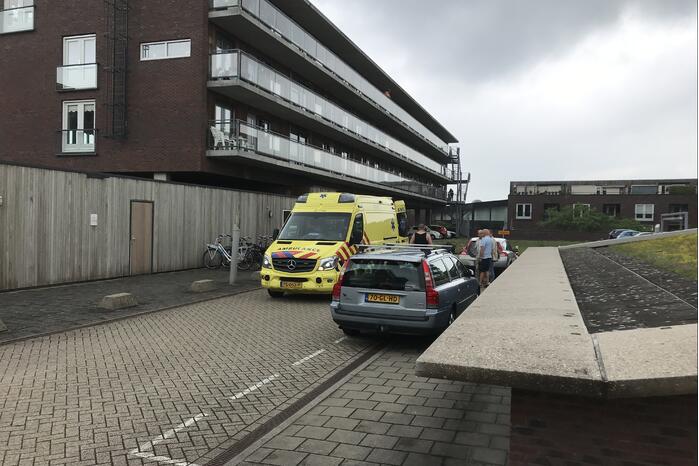 Vrouw gaat onderuit met fiets en raakt gewond