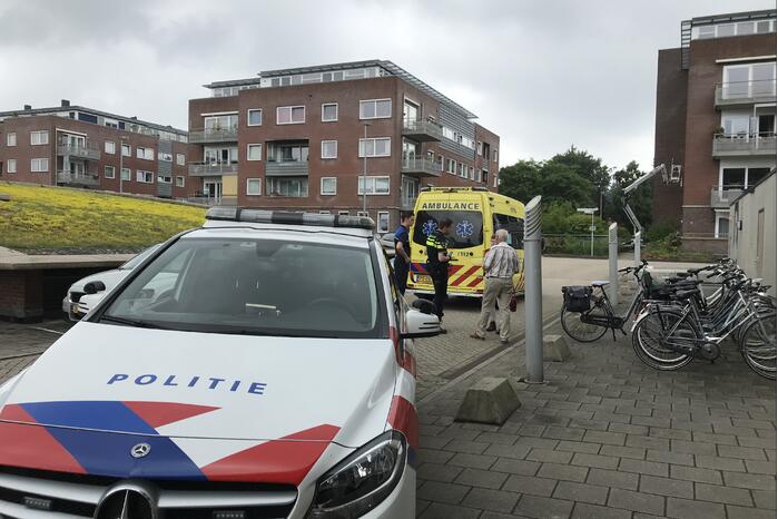 Vrouw gaat onderuit met fiets en raakt gewond