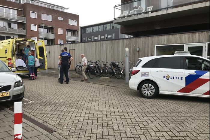 Vrouw gaat onderuit met fiets en raakt gewond