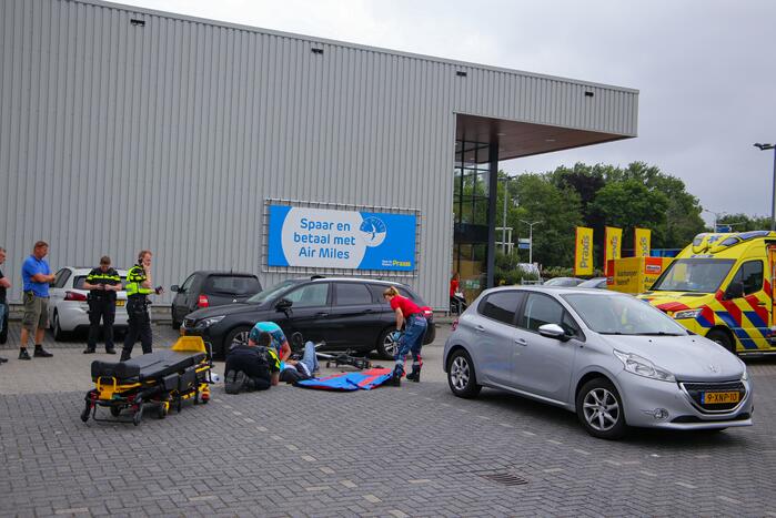 Fietser geschept op parkeerterrein Praxis
