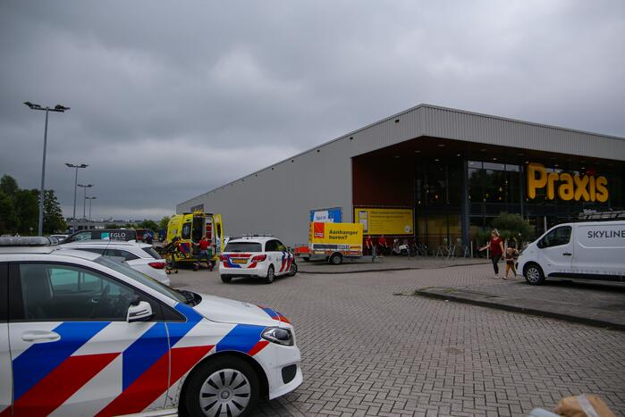 Fietser geschept op parkeerterrein Praxis