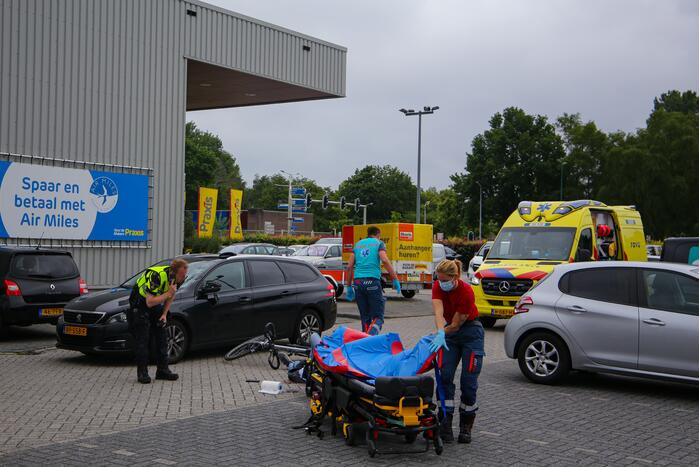 Fietser geschept op parkeerterrein Praxis