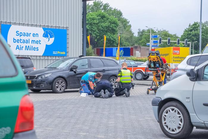 Fietser geschept op parkeerterrein Praxis
