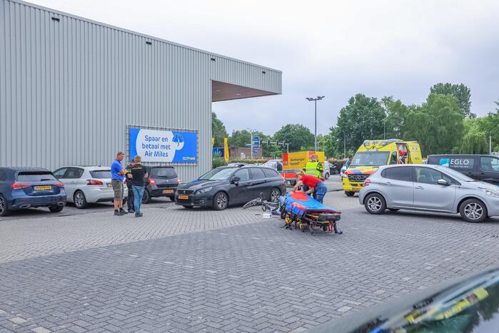 Fietser geschept op parkeerterrein Praxis
