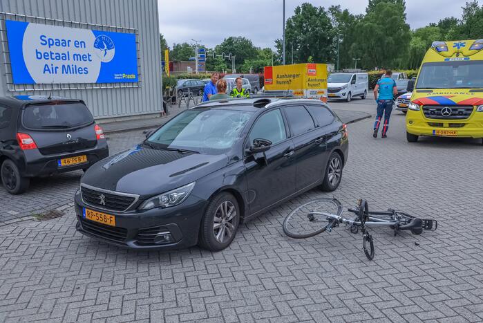 Fietser geschept op parkeerterrein Praxis