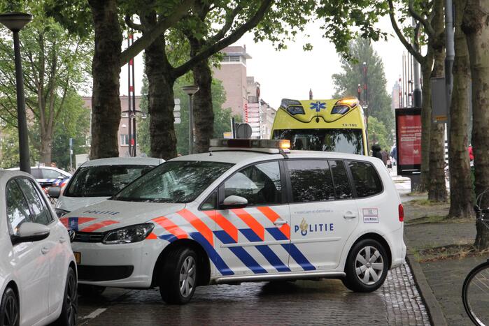 Vrouw valt en raakt gewond