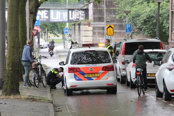 Vrouw valt en raakt gewond