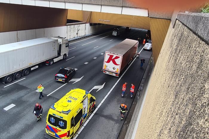 Twee bestelbussen en vrachtwagen betrokken bij ongeval onder Gouwe Aquaduct